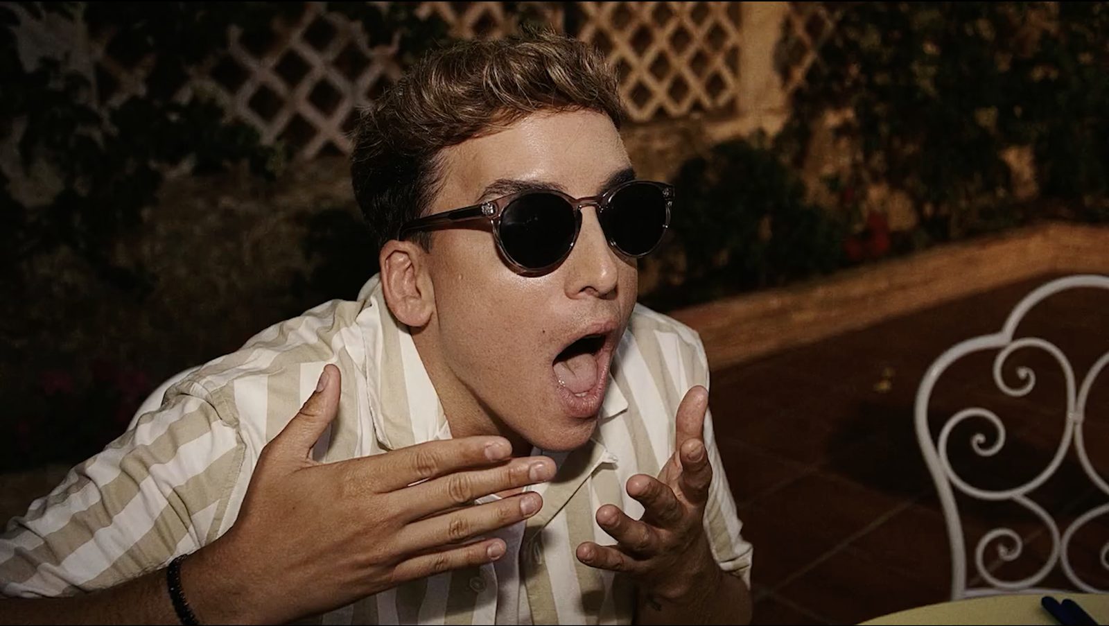 Joven en terraza
